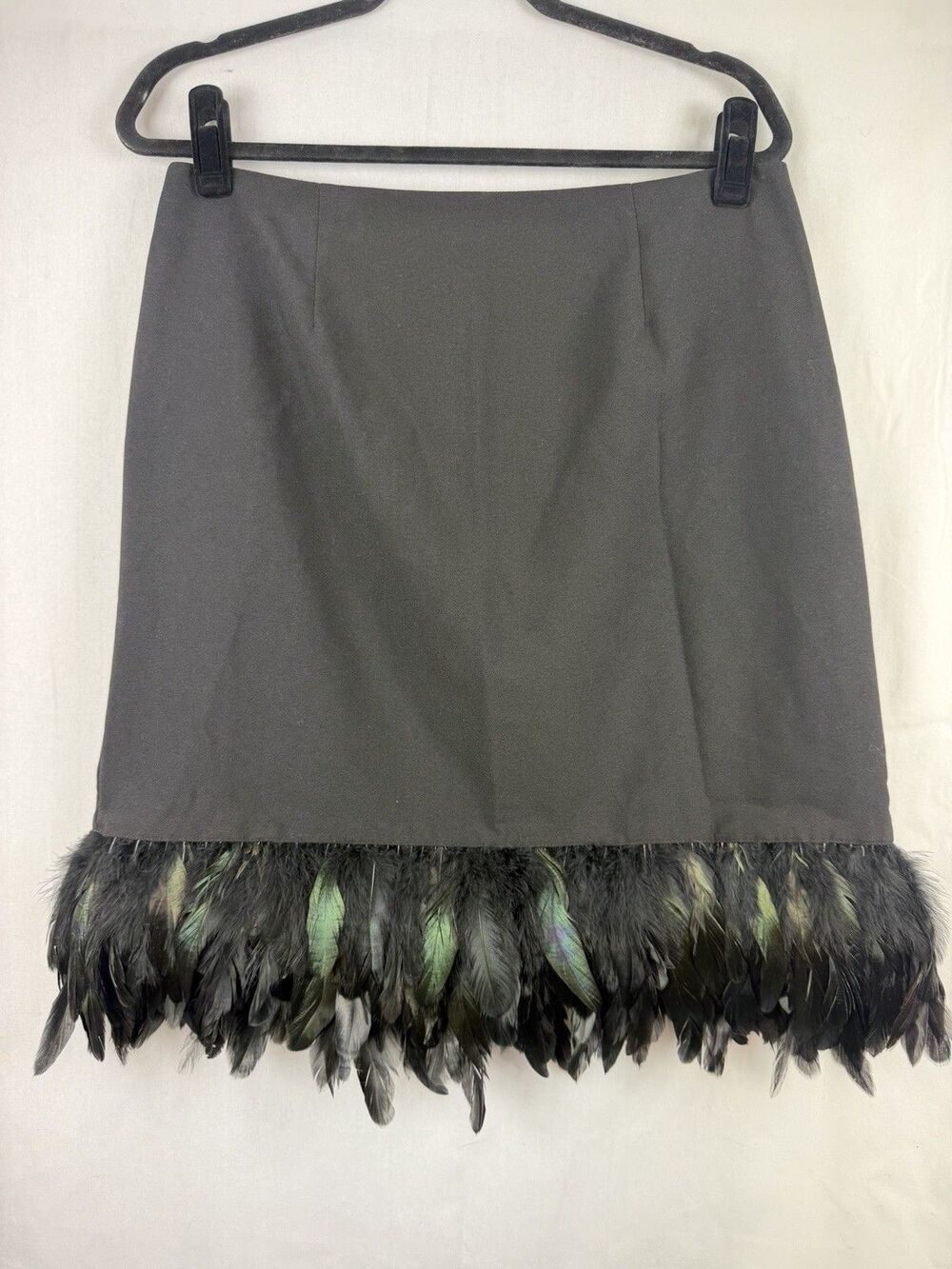 Nicole Miller Black Pencil Skirt Feather Bottom Black/Green Feathers Size 12